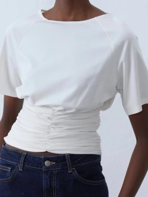 Vit draperad topp - Jättefin topp, endast använd 2 gånger! Rynkad midja, dragkedja på ena sidan.