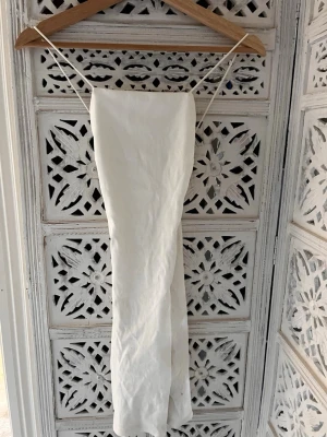 Vit ribbad långklänning med smala band - Vit långklänning från HM. Storlek Xs korsade band bak sitter bra. Säljer pg inte används