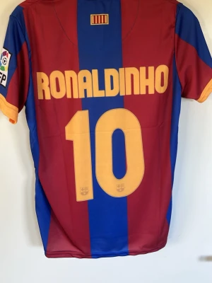 Barcelona Ronaldinho hemma tröja 2007.  - Ronaldinho tröja, Barcelona hemmatröja 2007. Har aldrig används, endast hängt på min vägg.