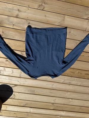 Mörkblå tröja från Ralph Lauren - Snygg mörkblå långärmad tröja från Ralph Lauren med diskret broderad logga på bröstet. Tröjan har rund halsringning och är tillverkad i ett mjukt, tunt material som känns skönt mot huden. Perfekt för dig som gillar stilrena och klassiska plagg. XL i barn storlek passar M/L