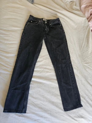 Svarta ICON jeans  - Säljer mina svarta ICON jeans från lager som dock har ett litet hål vid höger bakficka men apsolut inget som syns vid användling