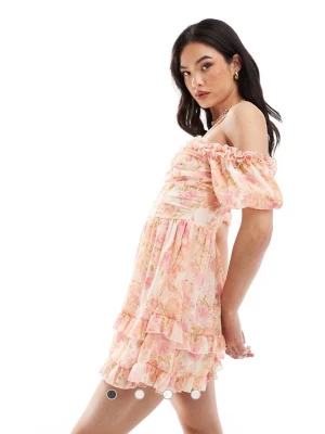 Blommig kortklänning med volang - Söt kortklänning med offshoulder och puffärm i ljusa rosa och beige toner. Klänningen har blommigt mönster, volangdetaljer och smockad överdel. Perfekt för sommarens alla tillfällen. Materialet känns lätt och luftigt. Endast provad!❣️