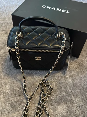 Svart sminkväska - Svart sminkväska