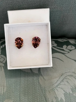 Caroline Svedbom Petite Drop Earrings Iris Gold - 1 par Petite Drop Earrings Iris Gold i nyskick. Den första bilden visar färgen bäst. Kommer i ask