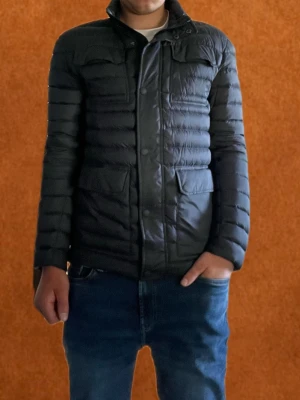 Svart dunjacka med fickor från Colmar - Säljer en mörkblå dunjacka från Colmar med Fyra fickor På magen och dragskedja och knappar för att stänga jackan är perfekt för en varm grich outfit nypris 1500 mitt pris 800 skriv vid funderingar 😎😎😎🍾🍾🍾