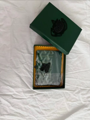 Korthållare  - Ni vet märket. Perfekt kvalité. Original förpackning 