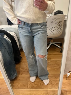 Jeans från Zara - Populära jeans från Zara! Dundersnygga verkligen 🥰 toppen skick!! 
