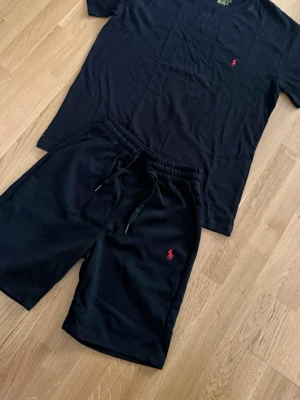 Ralph Lauren Set - Storlek M - Oanvänd & Ny - Ett riktigt fint Ralph Lauren Klädset, Shorts & T shirt. Passar skönt och är perfekt nu när det börjar bli varmt. Storleken är M. Skriv vid intresse! Kan gå ner i pris lite grann