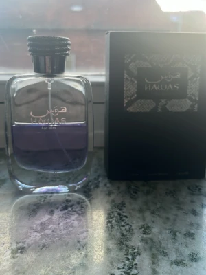 Rasasi Hawas parfym - Säljer denna Rasasi Hawas parfym då jag endast använder en av mina parfymer. 100 ml flaska. Ca 50 ml kvar. Inget fel på flaskan och box ingår. Nypris 100 ml är 450 kr. Fler parfymer finns i min profil! 