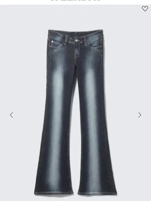 Slutsålda Bootcut jeans med slitningar cheapmonday - Säljer ett par grå bootcut jeans med tydliga slitningar framtill. Jeansen har klassisk femficksmodell, låg midja och utsvängda ben. Materialet är stretchig denim som ger en bekväm passform. Perfekta för en avslappnad och trendig look. 25/32