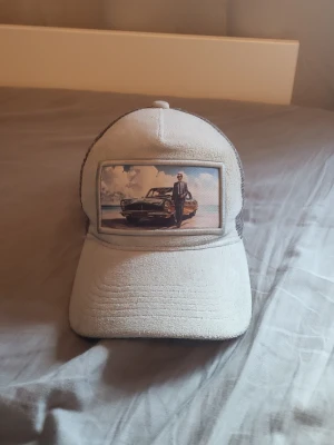 Limited etition keps - En snygg keps som passar perfekt för sommaren den är klädd i moca och har en bild på sig