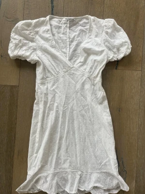 Vit kort klänning från NA-KD - Söt vit kort klänning från NA-KD. Passar superbra som studentklänning/sommarklänning!🌸☀️💗