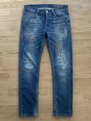 Blåa Jeans  - Ett par snygga jeans i fet fade. Jeansen är i storlek 29 och är slim. Hör gärna av dig vid intresse 