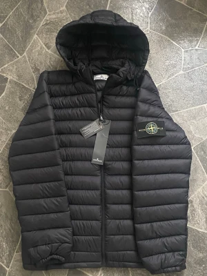Stone island jacka  - Säljer denna oanvända jackan, säljer pågrund av liten storlek och kommer ej till användning längre. Jacka. Har inga defekter och är helt ny. Hör av er om ni är intresserade.