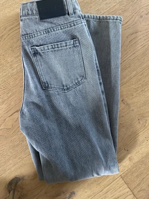 Grå jeans från RYVLS - Säljer ett par grå jeans från RYVLS med klassisk femficksdesign och raka ben. Jeansen har inga tecken på användning och inga defekter.         Hör gärna av er vid frågor eller funderingar!    Mvh Melker 