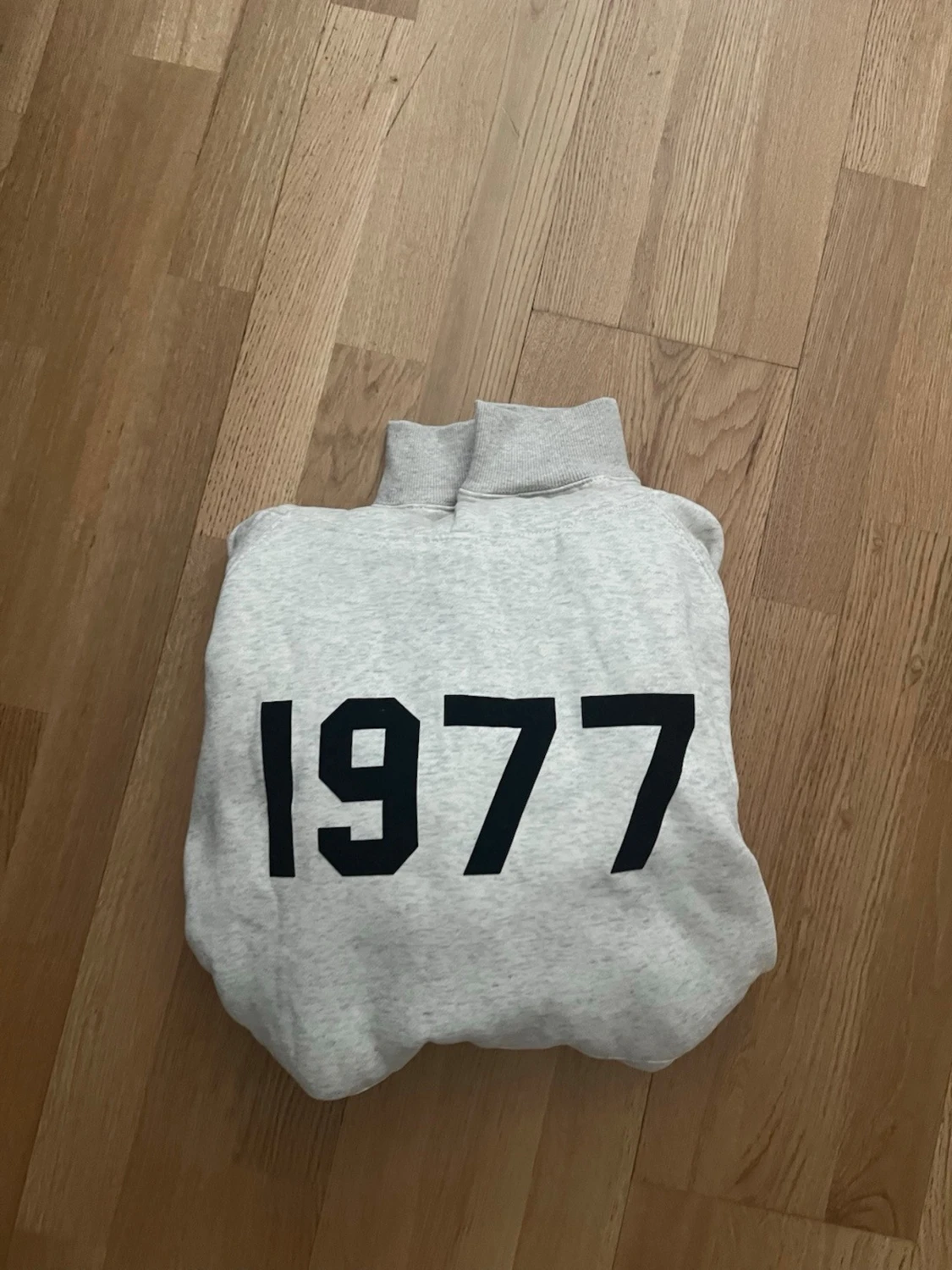 Grå hoodie med 1977-tryck - 1