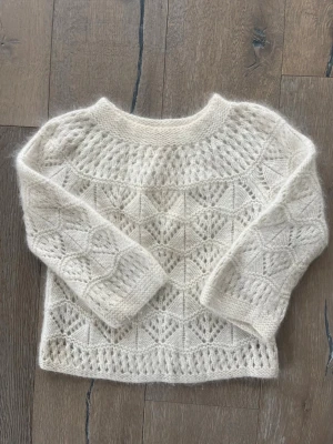 Vit stickad tröja från Y&I - Mysig vit stickad tröja från Y&L! Den har lite smink vid halsen, men inget som stör mycket!💗🌸☀️