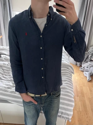 Linneskjorta från Ralph Lauren - Snygg mörkblå skjorta från Ralph Lauren i 100% linne | Storlek S | Fint skick✅|