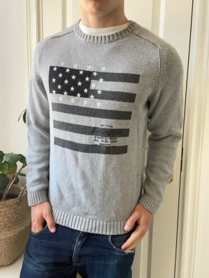 Lexington stickad tröja  - Lexington stickad tröja, lite stor på modellen Inga defekter! Modellen i bilderna är 180 cm 75 kg och bär Storlek L , Kom med frågor! 🌟 (Kan gå ned i pris vid köp av paket 😉) 