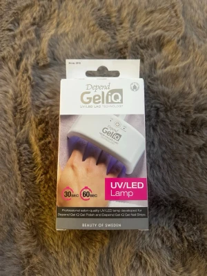 Depend Gel iQ UV/LED Lampa - UV/LED-lampa från Depend Gel iQ, perfekt för att härda gelnagellack. Lampan är vit och kompakt med timerfunktion på 30 och 60 sekunder. Passar till Depend Gel iQ gelpolish och nagelstrips. Enkel att använda hemma för snygga naglar. Helt ny. Nypris 299