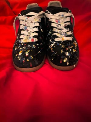 maison margiela paint splatter  - bra skick, ingen box tyvärr därför ett bra pris för dessa skor. skriv för frågor 