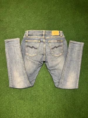 Nudie Jeans - Nudie jeans Storlek W29 L32, Jeansen är i väldigt bra skick knappt tecken på användning. Jeansen är även väldigt sköna och sitter gött! Hör av er vid minsta funderingar!