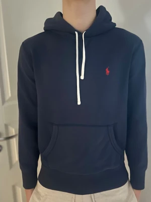 Ralph Lauren Hoodie - Säljer denna feta Ralph Lauren hoodien. Storlek S, modellen på bilden är 187, 75kg.