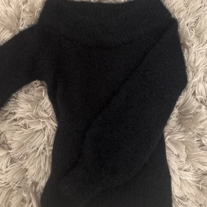 Svart stickad tröja Gina Tricot - skönt material, aldrig använd!!