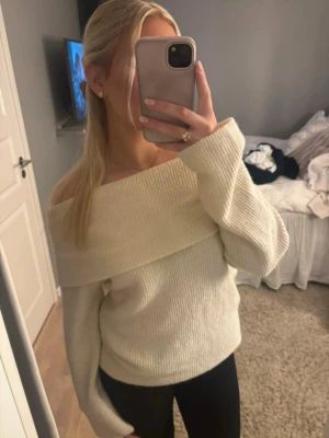 Jättesöt off shoulder topp från H&M - En Cremevit off shoulder topp från H&M med ribbat/stickat tyg. Så himla fin att klä upp och ner!