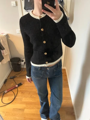 Svart kofta med guldfärgade knappar Zara - En så fin svart stickad kofta med detaljerade knappar. I nyskick och knappt använd 🤍