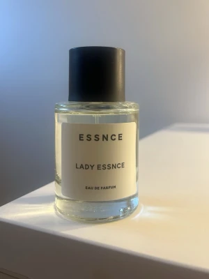 ESSNCE parfym- LADY ESSNCE - Säljer denna parfymen då den inte hinner komma till användning! Endast någon milliliter saknas (se bild). Såhär beskrivs den på hemsidan: Lady ESSNCE lyckas vara både självsäker och subtil på samma gång. Detta är en klassisk doft som utstrålar elegans och en classy vibe. En utmärkt signaturdoft som aldrig går ut tiden och passar året om. Den kan beskrivas som mogen utan att vara "tantig" och balanserar fruktighet med vita blommor, varm vanilj och pudrig mysk. Läs mer på ESSNCE hemsida!