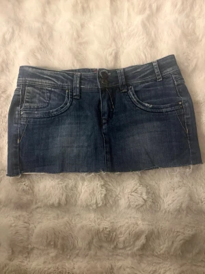 Blå jeanskjol  - Säljer en blå Vinted jeans kjol från vero Moda i storlek S/M! I modellen är den kort och lågmidjad💗💗💗