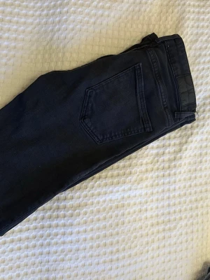 Svarta jeans från 157 - Säljer ett par svarta jeans från 157 low boot.              😊