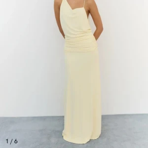 Oanvänd asymmetrisk balklänning - Säljer min oanvända klänning från Nelly. Säljer den då jag funnit en annan klänning till ett bröllop. Klänningen har en snygg öppen rygg med knytband och en mjukt fallande kjol. Perfekt för sommarens alla tillfällen💕