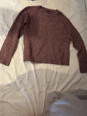 Lila stickad tröja - Mysig lila stickad tröja med rund halsringning och långa ärmar. Är från Vera moda i xs