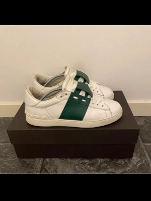 Valentino sneakers med grön detalj - Storlek 43