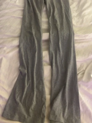Gråa yoga pants  - Snygga gråa yoga pants med utsvängda ben från Gina tricot. Byxorna är i mjukt och stretchigt material. Perfekta för en avslappnad och trendig look. Säljer då jag inte använder mer! Storlek 158/164. Jag är 168 cm lång ungefär och dom är en bra längd på mig! ❤️