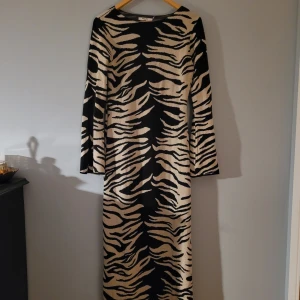 Zebramönstrad långklänning - Zebramönstrad långklänning