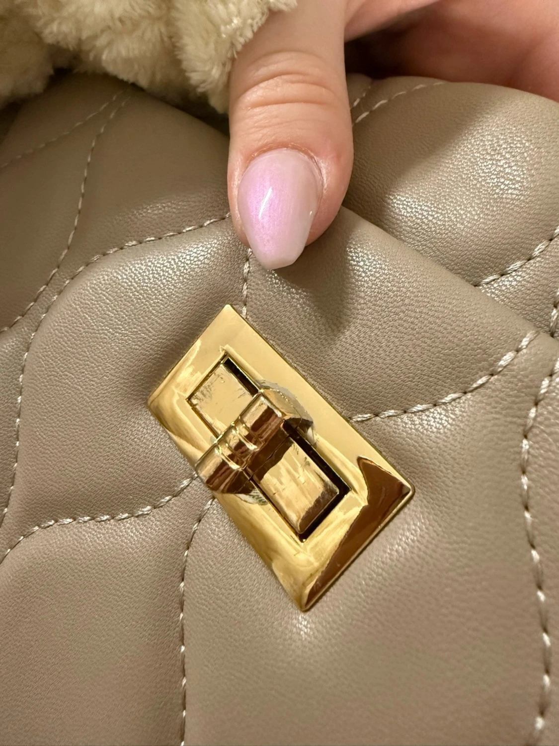 Beige quiltad axelväska med kedja - 3