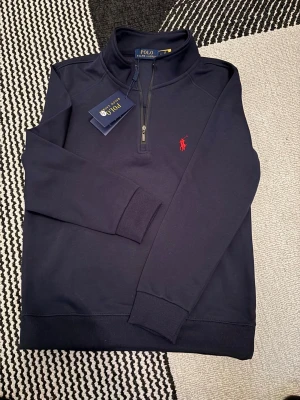 Polo halv zip  - Samma gäller denna Xs passar kanske S 