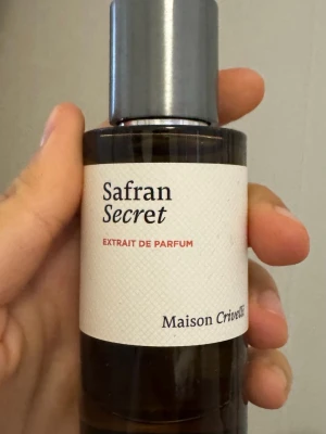 Safran Secret Extrait de Parfum - Safran Secret Extrait de Parfum från Maison Crivelli utan box 50 ml oanvänd. Jätte lyxig niche doft. Hör av dig vid intresse 