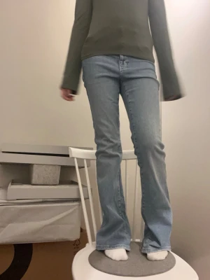 Ljusblå bootcut jeans - Säljer ett par ljusblå jeans med bootcut-modell och middle waist. Storlek xs/s jätte bra skick men vet inte vart de kommer ifrån.❤️
