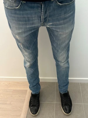 Dondup jeans - Säljer dessa riktigt feta dondup jeans | Storlek: 34 | Modellen har original slitningar från fabrik vilket är väldigt eftertraktat och populärt | Jeansens slitningar är lite tunna som syns på bild | Skriv vid minsta fråga eller fundering 🤝