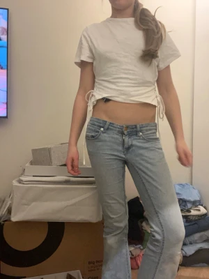 T-shirt med snörningar på Boda sidorna!  - Så snygg T-shirt med snörningar som man kan bästemt själv hur hårt/löst. Kommer från ASOS och är i mycket bra skick. Storlek Xs❤️