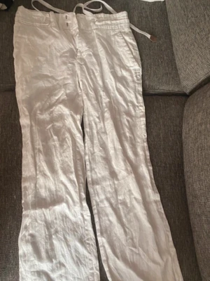 Vita linnebyxor från Zara Woman - Säljer ett par vita linnebyxor från Zara Woman med raka ben i stl S, söljer då dem är för små.