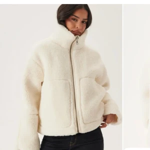  teddyjacka  - Mysig teddyjacka i krämvit färg med hög krage och silverfärgad dragkedja. Jackan har två stora fickor framtill och är tillverkad i fluffigt teddy-material. Passar perfekt för att hålla sig varm och stilen är avslappnad och trendig. nyskick och nypris är runt 700 kr!!! tryck på köp nu💕💕