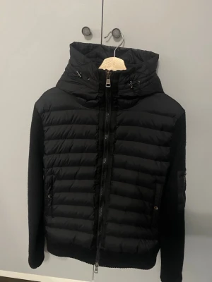 Moncler Cardigan  - Moncler cardigan, några år gammal men i väldigt bra skick. Ända skadan är lappen inuti som har lossnat på ena sidan. Storlek S, sitter precis i höjd med bältet.