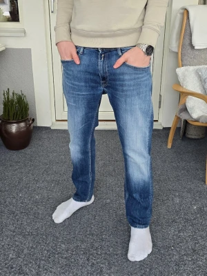 Replay jeans - Replay jeans med snygga slitningar och fades. Är upplagda till ca L31, vilket gör att storleken blir ungefär W31/L31.
