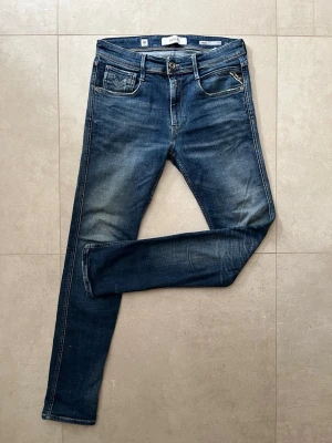 Blå Replay Anbass jeans - Riktigt feta Replay Anbass jeans i ett mycket bra skick med en snygg design. 😊                            ——————————————————————————                                                     📐| Storlek: 32-32                                                  👖| Märke: Replay                                                    🔎 | Skick: Mycket bra                                            💵 | Ny Pris: 1699kr                                                 ✍🏻 | Skriv om du har några frågor 