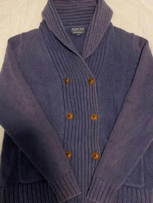 Kashmir Ralph Lauren cardigan  - Säljer en Kashmir cardigan från Ralph Lauren. Storlek xs men passar även S. Modellen är 181 och väger 65. Bra skick men ganska använd! Skriv vid frågor!